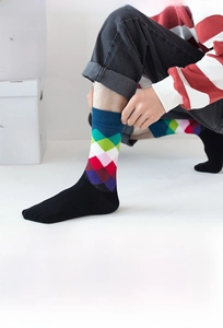 Dettaglio di calze da uomo con motivo a rombi e vivaci fantasie geometriche colorate