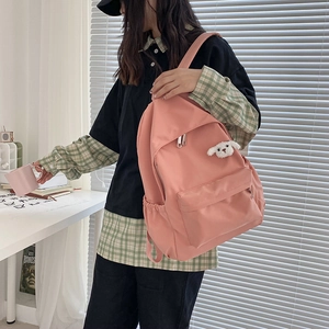 Zaino rosa minimalista impermeabile con un simpatico portachiavi a forma di agnello