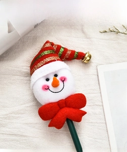 Vue détaillée du stylo gel bonhomme de neige de Noël avec bonnet rayé et clochette dorée