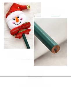 Détail d'un crayon de Noël avec une figurine de bonhomme de neige 3D et cloche dorée
