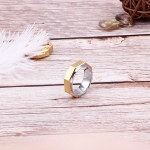 Vue de dessus d'une bague en acier inoxydable en forme d'écrou sur fond en bois