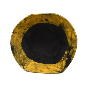 Détail d'un bob tie-dye jaune et noir montrant la doublure noire et les coutures de renfort