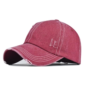 Vintage gewaschene burgunderrote Baumwoll-Baseballkappe mit Distressed-Details und LE-Stickerei