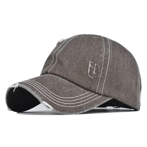 Nahaufnahme der grauen Vintage-Basecap aus gewaschenem Denim mit weißen Kontrastnähten