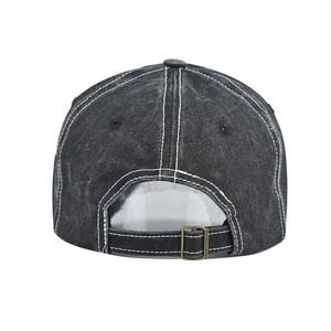 Detail der Baseballkappe aus gewaschenem Denim mit Kontrastnähten und Metallschnalle hinten