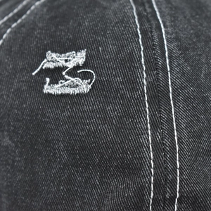 Nahaufnahme der dunkelgrauen Baumwoll-Basecap mit weißen Kontrastnähten und Distressed-Details
