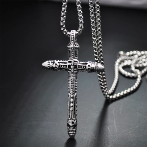 Collana con pendente a croce in acciaio al titanio vintage e incisioni gotiche