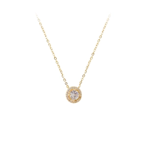 Elegante collar de círculo dorado con circón central grande y detalles de diamantes