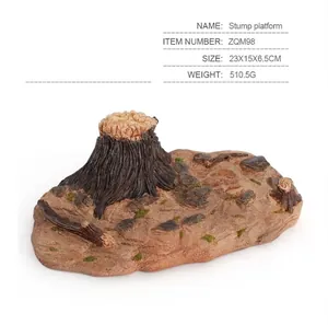 Detalle macro de plataforma de resina tronco de árbol con musgo para hábitats