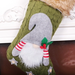 Calza di Natale in maglia verde con motivo di gnomo svedese e bordo in ecopelliccia