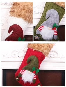 Dettaglio di tre calze di Natale in maglia con gnomi e finiture in pelliccia sintetica