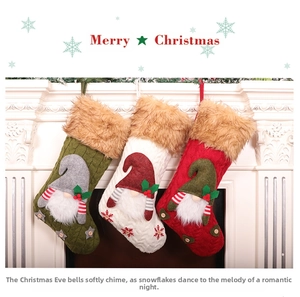 Primo piano di calze di Natale in maglia con gnomi 3D appese a un camino classico