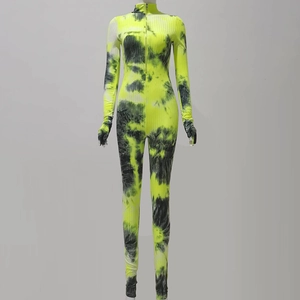 Gros plan sur la combinaison tie-dye jaune fluo et noir avec fermeture éclair et passe-pouces