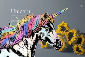 Gros plan artistique d'une licorne à gratter aux couleurs de l'arc-en-ciel sur fond gris