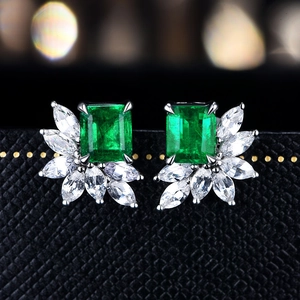 Orecchini di lusso con zirconia verde smeraldo e pietre laterali a marquise