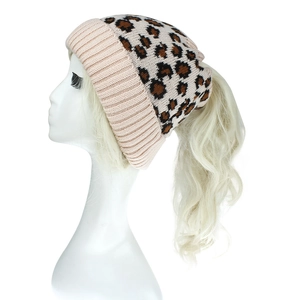 Détail du bonnet en maille léopard avec ouverture queue de cheval et bord rose