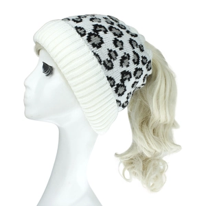 Vue latérale détaillée du bonnet en tricot léopard avec ouverture pour queue de cheval