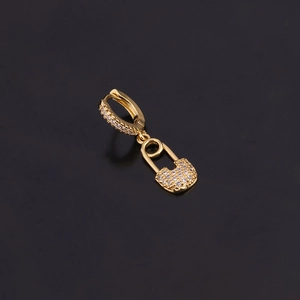 Gros plan sur boucle d'oreille dorée avec pendentif cadenas serti de zircons brillants