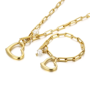 Set di gioielli in oro con catena a graffetta e ciondoli a cuore con perle eleganti