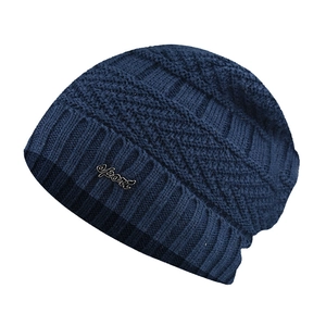 Détail du bonnet en maille bleu marine avec textures et logo sport en métal argent