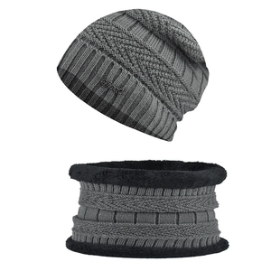 Détail d'un ensemble bonnet et tour de cou en tricot gris avec doublure polaire et texture