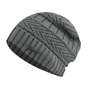Gros plan du bonnet d'hiver en tricot gris foncé avec texture côtelée et logo sport en métal