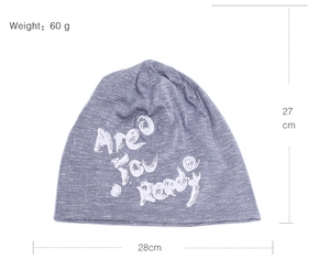 Beanie gris en coton posé à plat avec dimensions de 28x27cm et un poids de 60g