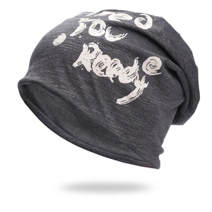 Bonnet en maille gris foncé avec texte Are You Ready blanc imprimé pour un style urbain chic