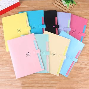 Chemises A4 colorées disposées en éventail sur un bureau en bois pour le tri