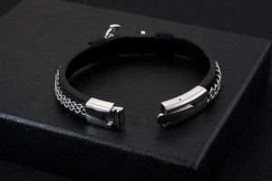 Detail of men's black silicone bracelet with silver stainless steel chain and metal clasp
