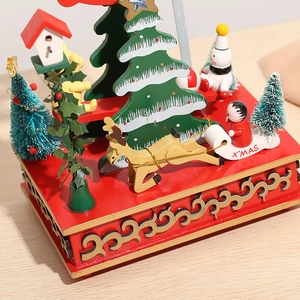 Détail d'une boîte à musique de Noël en bois avec renne, bonhomme de neige et sapin