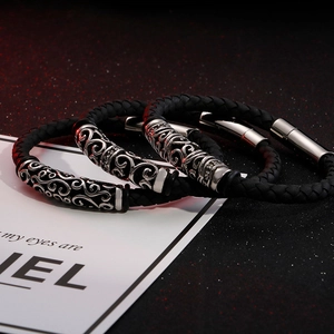 Dreiteiliges schwarzes Lederarmband-Set mit vintage gravierten Edelstahl-Elementen