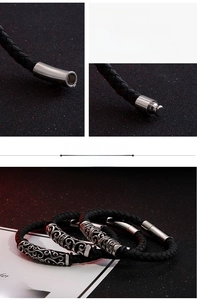 Detailansicht von 6mm schwarzen Lederarmbändern mit gravierten Edelstahl-Magnetverschlüssen