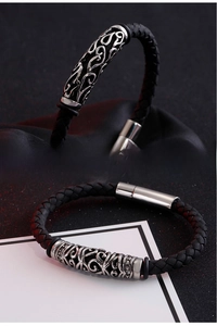 Detail eines 6mm Lederarmbands mit hohlgeprägtem Silbermuster und eingelegten Kristallen