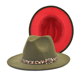 Détail du chapeau fedora en laine bicolore avec ruban léopard et boucle dorée