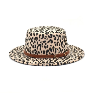 Flacher Wollfilzhut mit Leopardenmuster, braunem Lederband und goldener Schnalle