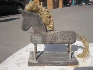 Dettaglio di statuetta di cavallo in legno vintage con criniera in corda di iuta