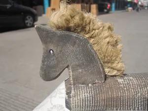 Dettaglio di un busto di cavallo vintage in legno fatto a mano con venature naturali