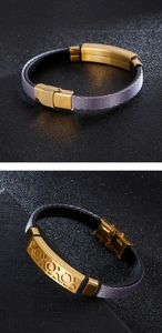 Dettaglio del bracciale in pelle viola con chiusura geometrica XOXO in acciaio dorato