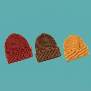 Bonnets en maille vintage avec trous usés en rouge, marron et jaune pour hommes et femmes