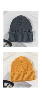 Gros plan sur des bonnets en maille côtelée délavée en gris foncé et jaune gingembre