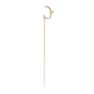 Dettaglio ear cuff in oro 18K con zirconi e lunga catena a nappa per orecchio