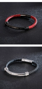 Détail de bracelets en cuir tressé avec tubes en acier gravés de chiffres romains