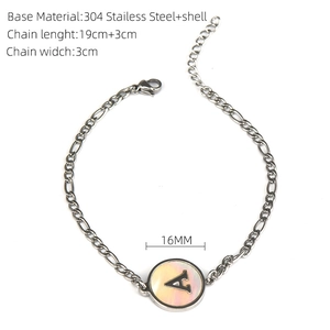Bracelet en acier inoxydable poli avec lettre A et incrustation en nacre sur fond blanc