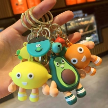 Primo piano di portachiavi in silicone con personaggi di frutta avocado limone e arancia