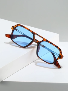 Detail of tortoise frame sunglasses with double bridge and blue transparent lenses