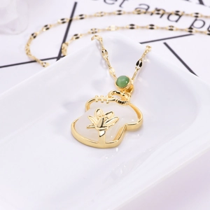 Collier classique en titane plaqué or 18K avec pendentif lotus en jade blanc et pierre verte