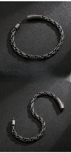 Detail eines Herren-Armbands im Vintage-Stil mit zylindrischem Steckverschluss