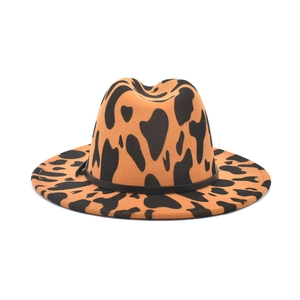 Chapeau fedora orange en feutre avec motif vache noir et ruban en cuir élégant