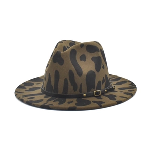 Détail du chapeau fedora léopard avec ceinture en cuir noir et boucle en métal doré chic